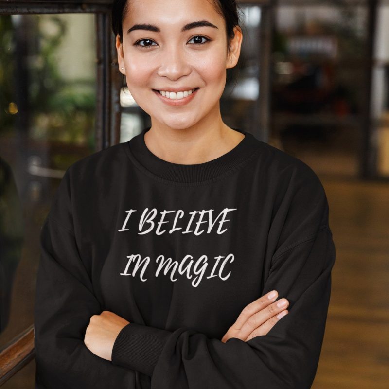 I Believe In Magic – Women's Black Crop Sweatshirt