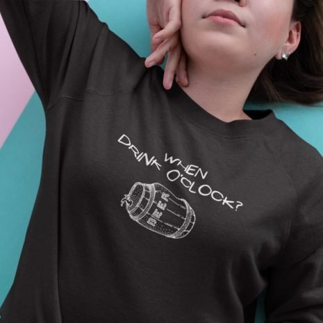 When Drink O’Clock Keg – Women's Black Crop Sweatshirt