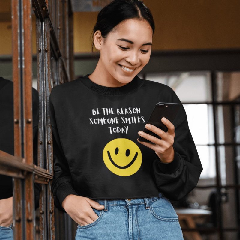 Women's Be The Reason Someone Smiles Today – Motivational Black Crop Sweatshirt
